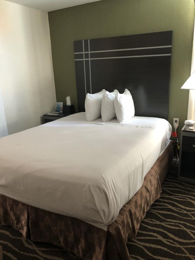 Motel Travelodge & Boardwalk
