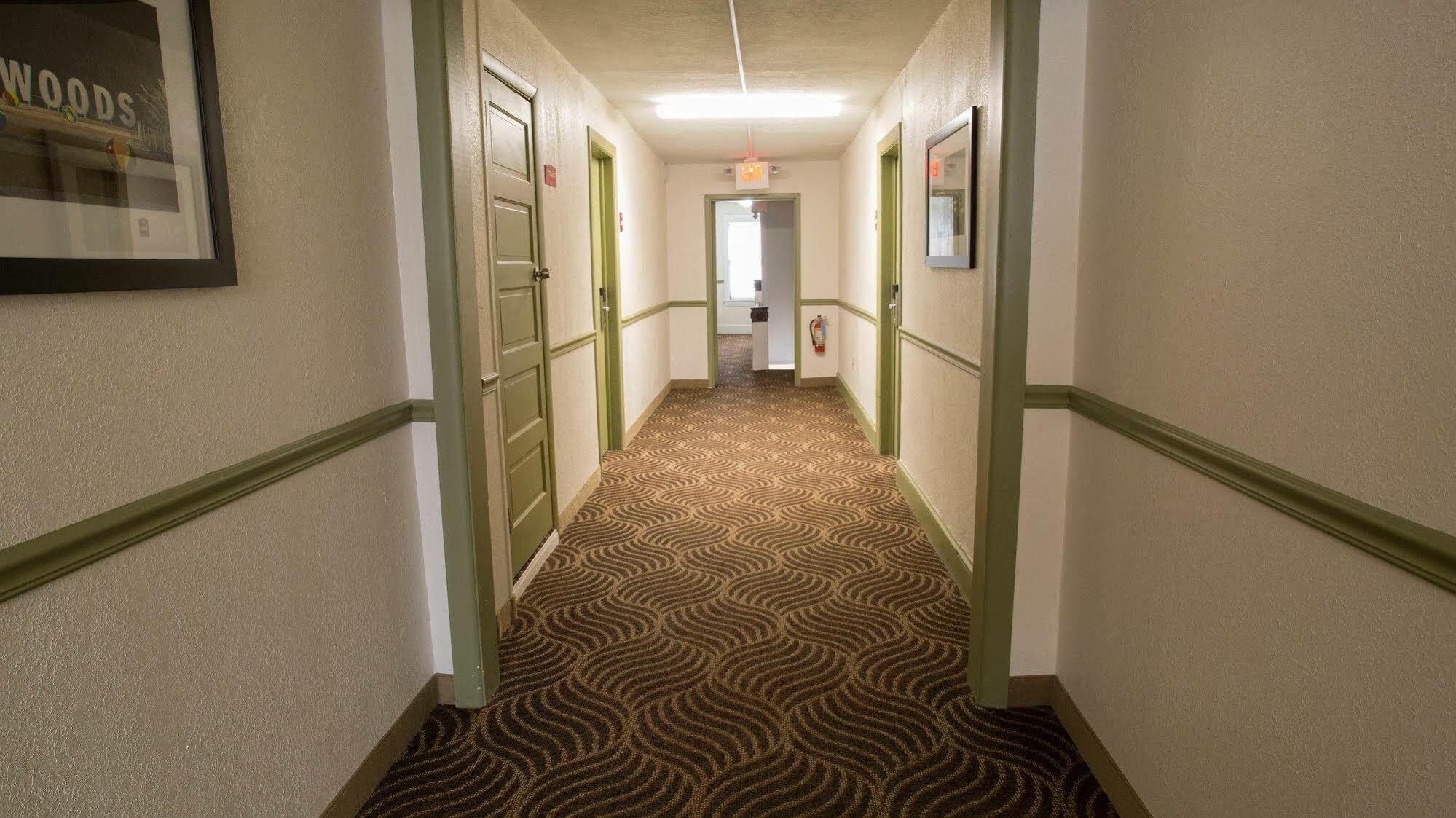 Motel Travelodge & Boardwalk